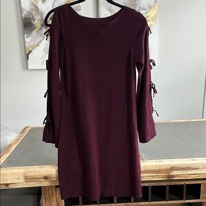 Vince Camuto Plum color w/long bow sleeves